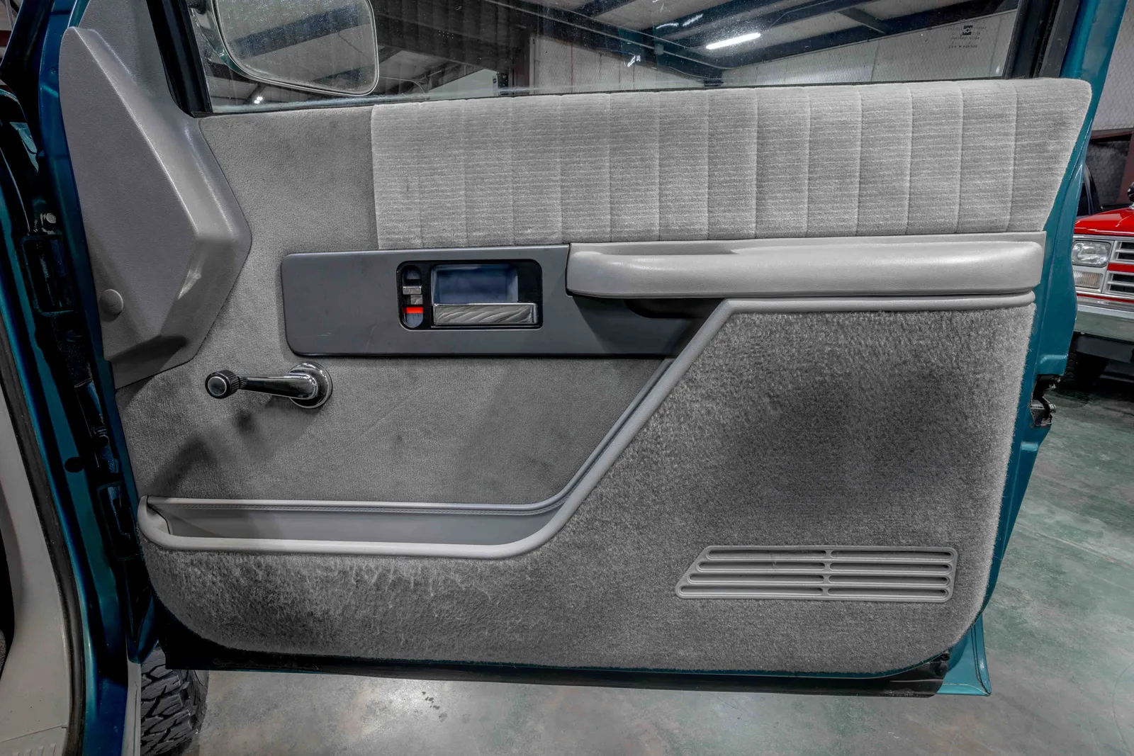 1993-Chevrolet-K2500-Bright Teal Metalic-195397-47.jpg